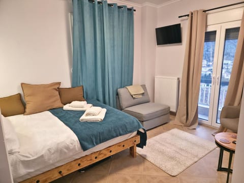 Bed, TV and multimedia, Living room, Photo of the whole room, Seating area, Bedroom, towels