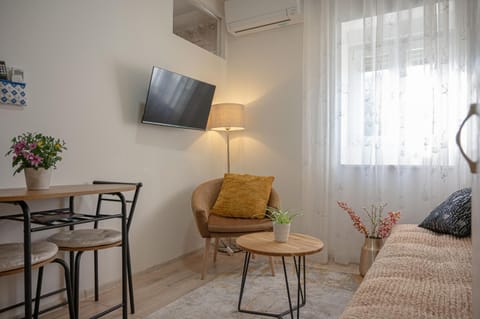 TV and multimedia, Seating area, air conditioner