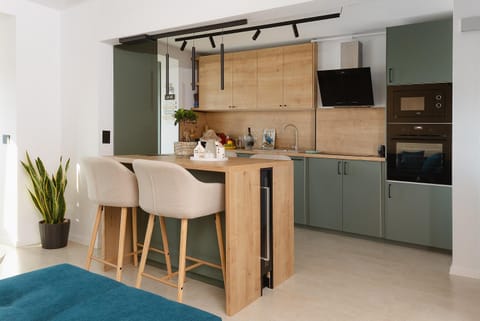 Kitchen or kitchenette, Dining area, dishwasher, minibar, oven, stove