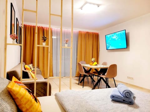 TV and multimedia, Photo of the whole room, Dining area, Bedroom