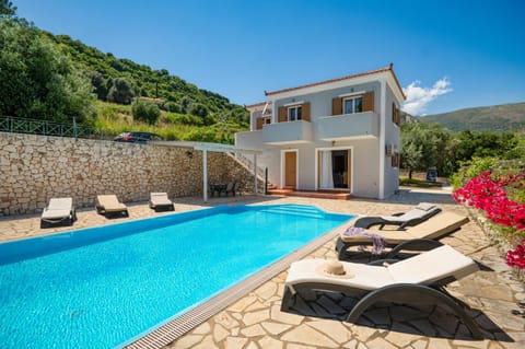 Property building, Patio, Day, Natural landscape, Pool view, Swimming pool, sunbed