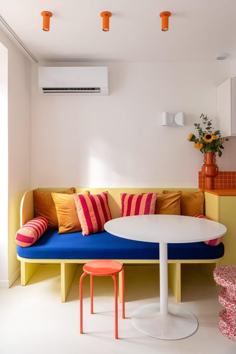 Seating area, Dining area, air conditioner
