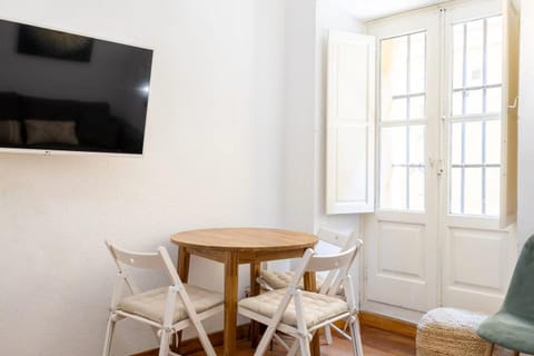 TV and multimedia, Living room, Seating area, Dining area