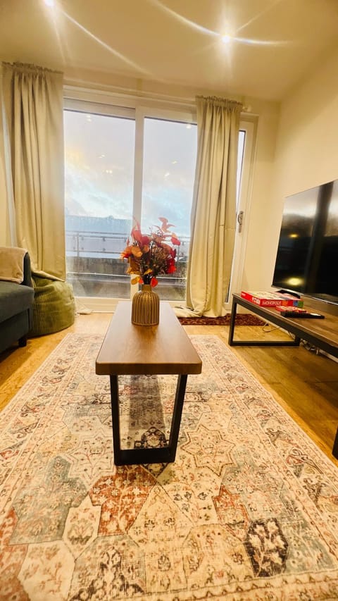 Communal lounge/ TV room, TV and multimedia, Living room, Seating area, Evening entertainment