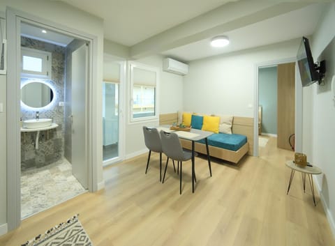 TV and multimedia, Photo of the whole room, Seating area