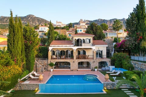 Property building, Spring, Day, Balcony/Terrace, Mountain view, Pool view, Swimming pool, Swimming pool, sunbed
