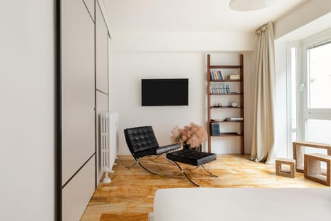 Bed, TV and multimedia, Photo of the whole room, Bedroom