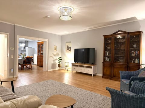 TV and multimedia, Living room, Seating area, Evening entertainment