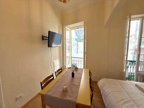 Communal lounge/ TV room, Living room, Photo of the whole room, Seating area, Dining area, Evening entertainment, Bedroom