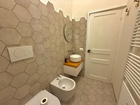 Shower, Toilet, Bathroom, bidet, towels