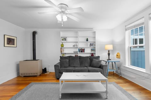 Living room, Photo of the whole room, Seating area, heating