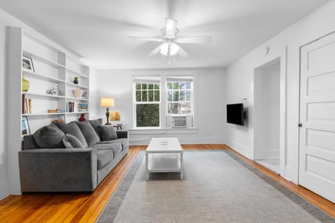 TV and multimedia, Living room, Seating area, furniture, air conditioner