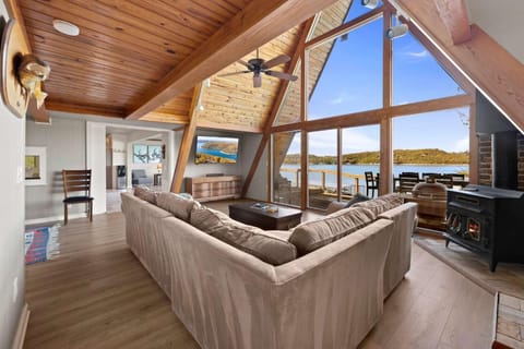 Camel Rock-ON Beaver Lake-Sweeping Views-Sleeps 18 House in Beaver Lake