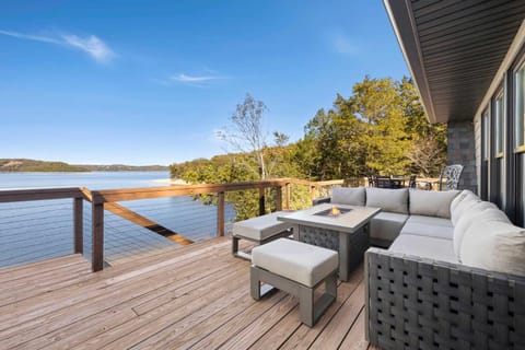 Camel Rock-ON Beaver Lake-Sweeping Views-Sleeps 18 House in Beaver Lake