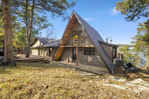 Camel Rock-ON Beaver Lake-Sweeping Views-Sleeps 18 House in Beaver Lake