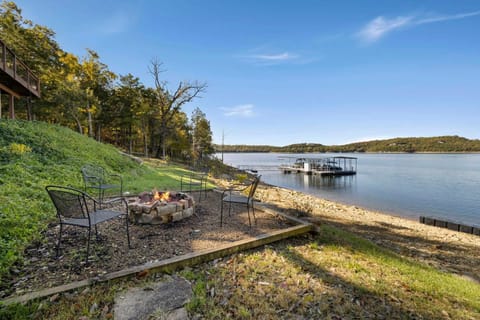 Camel Rock-ON Beaver Lake-Sweeping Views-Sleeps 18 House in Beaver Lake