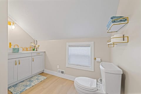 Charming 2BR Pet-Friendly Walk to Downtown House in Bellaire