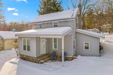 Charming 2BR Pet-Friendly Walk to Downtown House in Bellaire