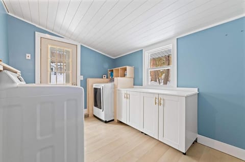 Charming 2BR Pet-Friendly Walk to Downtown House in Bellaire