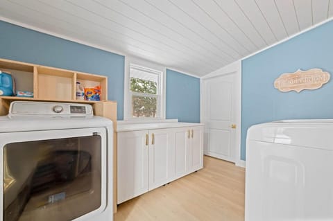 Charming 2BR Pet-Friendly Walk to Downtown House in Bellaire