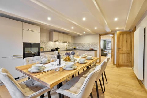 Property building, Kitchen or kitchenette, Living room