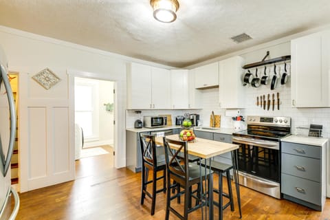 Families Welcome! 1880s Zionsville Farmhouse House in Indiana