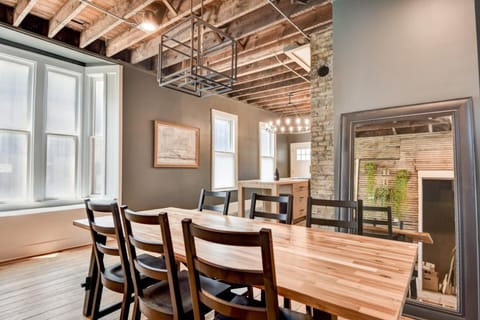 Downtown Milwaukee Area | 4BR Home | Sleeps 14 House in Milwaukee