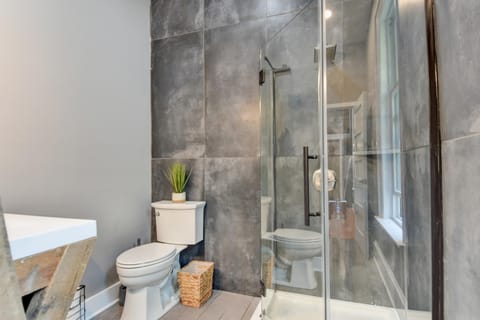 Downtown Milwaukee Area | 4BR Home | Sleeps 14 House in Milwaukee