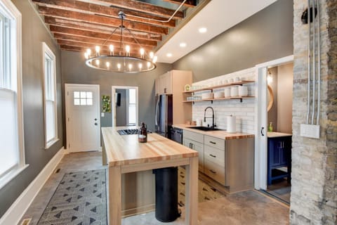 Downtown Milwaukee Area | 4BR Home | Sleeps 14 House in Milwaukee