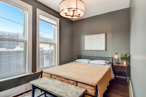 Downtown Milwaukee Area | 4BR Home | Sleeps 14 House in Milwaukee