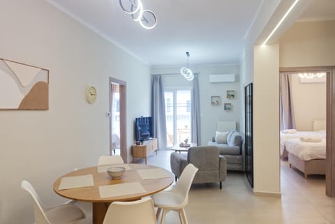 Bed, TV and multimedia, Living room, Photo of the whole room, Seating area, Dining area, Bedroom