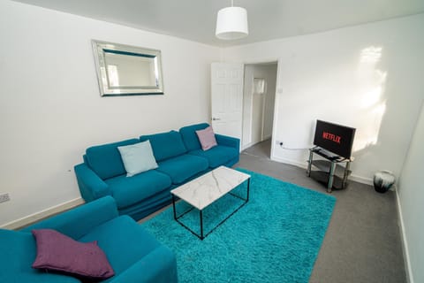 Communal lounge/ TV room, TV and multimedia, Living room, Seating area, Evening entertainment