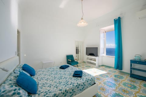 Bed, TV and multimedia, Bedroom