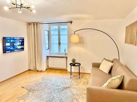 Communal lounge/ TV room, TV and multimedia, Living room, Seating area