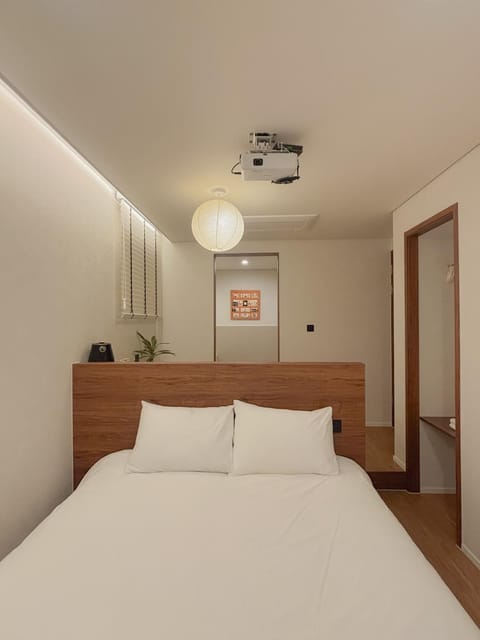 Bed, Seating area, Bedroom