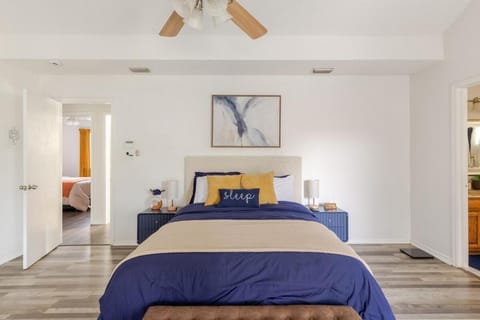 TX Home Away Large Patio, Smart TVs, FAST WiFi House in Bedford