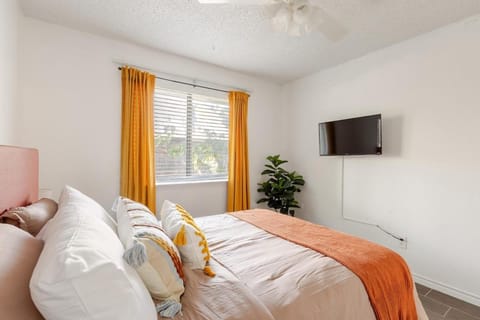 TX Home Away Large Patio, Smart TVs, FAST WiFi House in Bedford