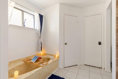 TX Home Away Large Patio, Smart TVs, FAST WiFi House in Bedford