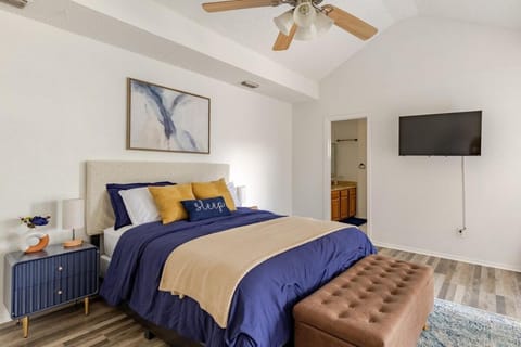 TX Home Away Large Patio, Smart TVs, FAST WiFi House in Bedford