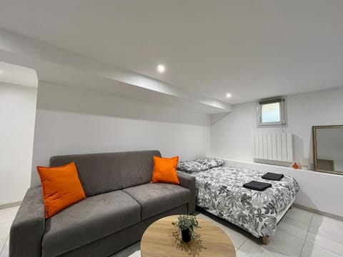 Bed, TV and multimedia, Living room, Photo of the whole room, Bedroom, heating, towels