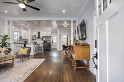 Bungalow in Downtown Dickson House in Dickson