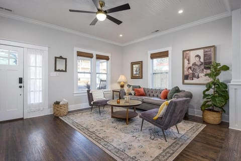 Bungalow in Downtown Dickson House in Dickson