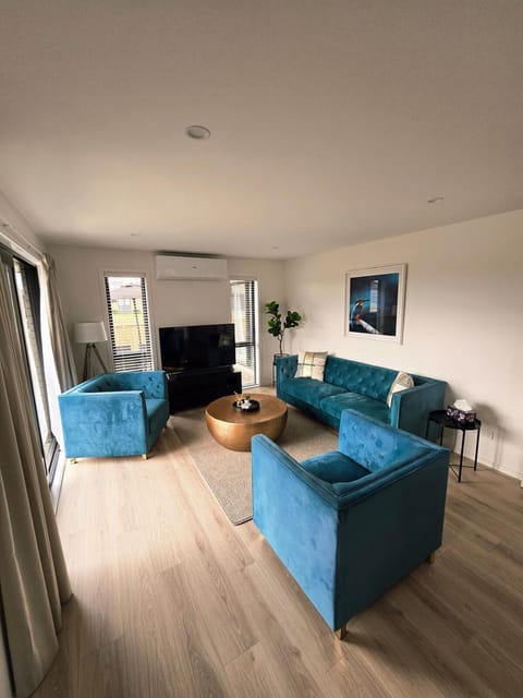 TV and multimedia, Living room, Seating area, Evening entertainment