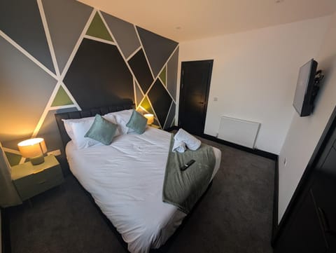 Property building, Bed, TV and multimedia, Photo of the whole room, Bedroom, internet