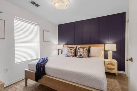 Bed, TV and multimedia, Bedroom