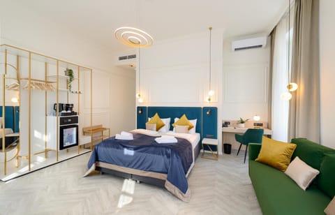 Bed, Coffee/tea facilities, Photo of the whole room, Seating area, Bedroom, heating, minibar, safe, towels, wardrobe, air conditioner