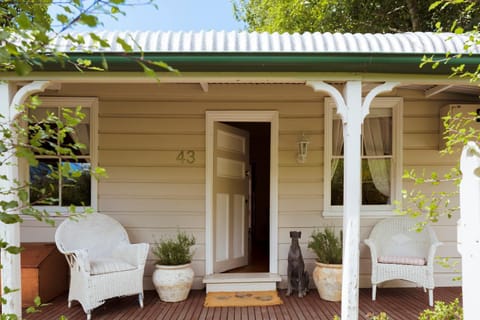 Property building, Patio, Facade/entrance, Day, Garden, Balcony/Terrace, Seating area