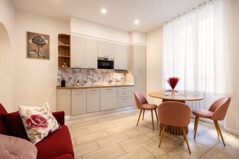 Coffee/tea facilities, Kitchen or kitchenette, Living room, Seating area, Dining area