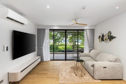 Communal lounge/ TV room, TV and multimedia, Living room, Seating area, air conditioner