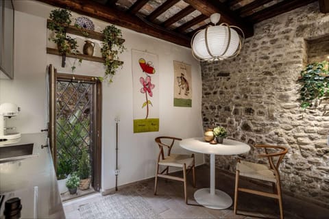 Kitchen or kitchenette, Living room, Seating area, Dining area, kitchen